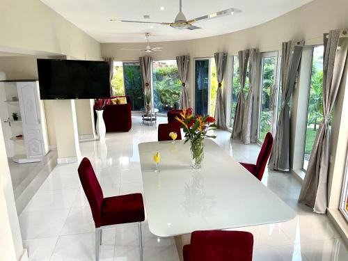 Televisyen dan/atau pusat hiburan di Lukas Garden Accra with Pool, Jacuzzi & Gym