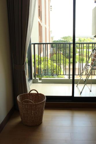 een mand voor een raam met een balkon bij 1b-design-50sqm-Astra-ChiangMai in Chiang Mai