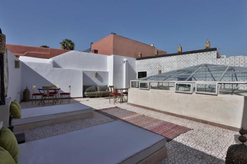 um pátio com mesas e cadeiras num edifício em Riad La Fayette Bed & Breakfast em Marrakech