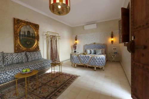 sala de estar con cama y sofá en Riad La Fayette Bed & Breakfast, en Marrakech