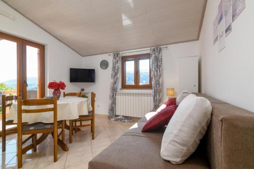 Televisyen dan/atau pusat hiburan di Apartments by the sea Duga Luka - Prtlog, Labin - 2335