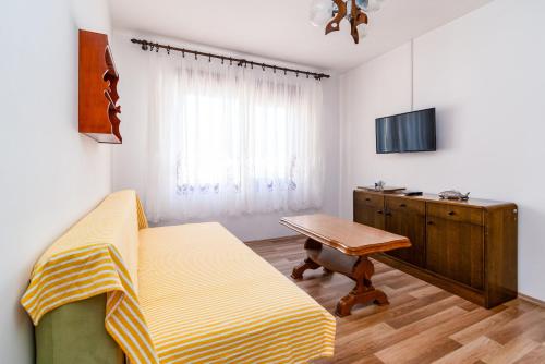 Apartments with parking space Novi Vinodolski - 2417
