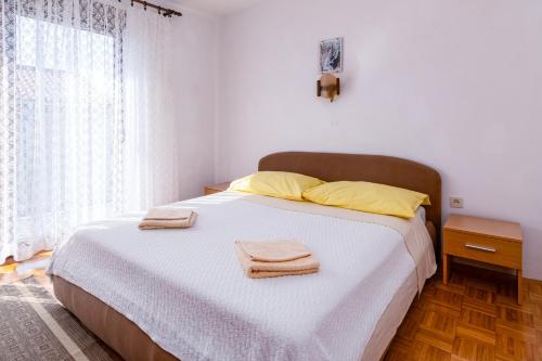Apartments with parking space Novi Vinodolski - 2417