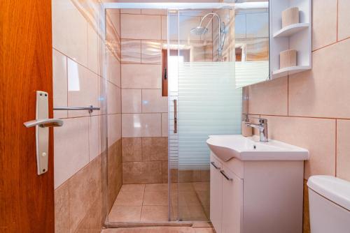 Apartments with parking space Novi Vinodolski - 2417
