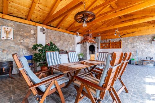 Apartments with parking space Novi Vinodolski - 2417