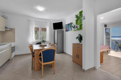Apartments by the sea Podgora, Makarska - 2596