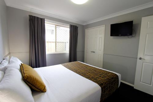 Ένα ή περισσότερα κρεβάτια σε δωμάτιο στο The Stirling Motel