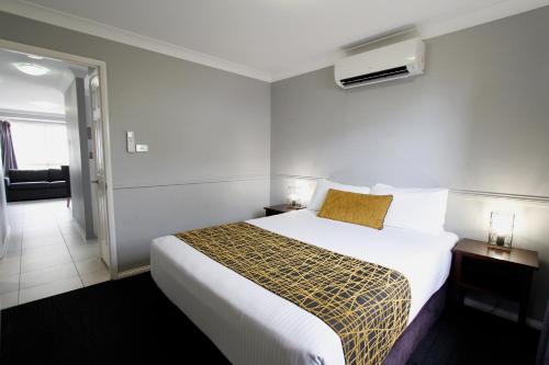 Ένα ή περισσότερα κρεβάτια σε δωμάτιο στο The Stirling Motel
