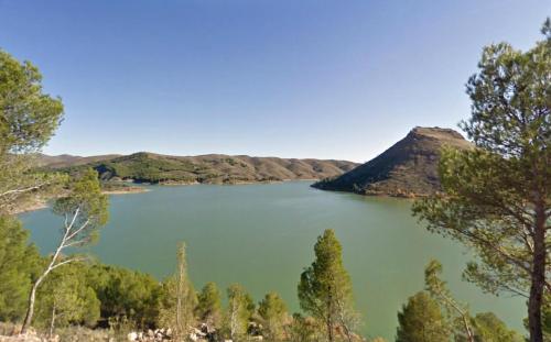 a view of a lake with mountains in the background at Villa Castro in Nuévalos