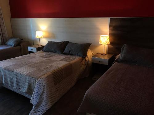 a hotel room with two beds and two lamps at Altos de Adonai in Pueblo Quintana