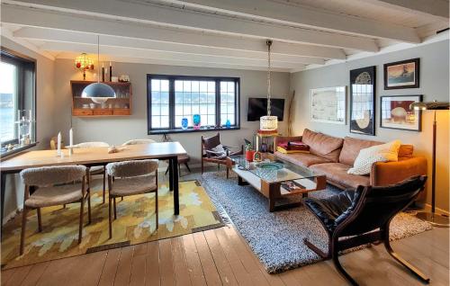 Część wypoczynkowa w obiekcie Gorgeous Home In Torvastad With House Sea View