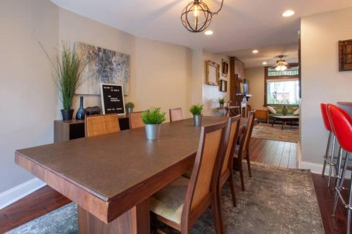 Dapur atau dapur kecil di Light and Bright Renovated Farmhouse in the City