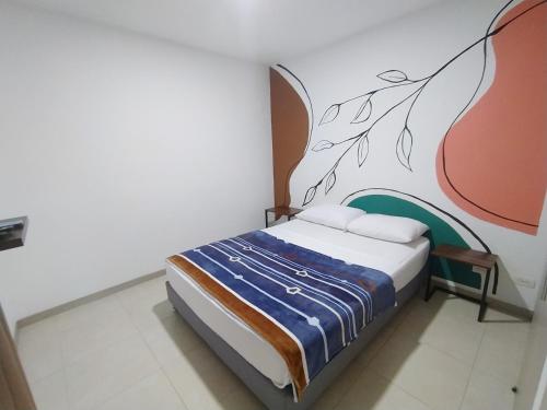 Apartalofts Cali - Parque del Perro 30 m2房間的床