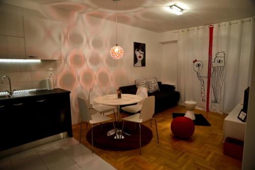 ein Wohnzimmer mit einem Tisch und einem Sofa in der Unterkunft Golden Gate Apartment Zadar in Zadar