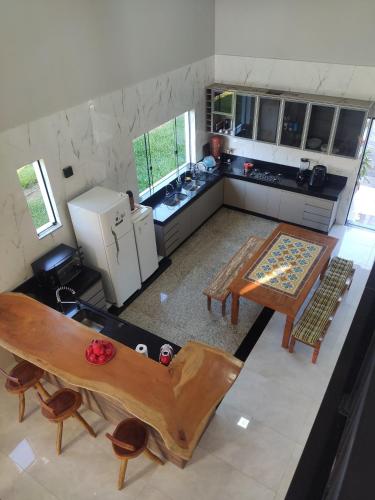 an aerial view of a kitchen with a table at Casa Verales in Carmo do Cajuru