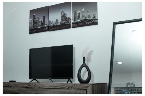 Μια τηλεόραση ή/και κέντρο ψυχαγωγίας στο Trendy Midtown Apartment