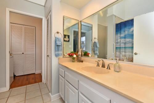 A bathroom at Molokai, Hawaii - Beautiful Beachfront Townhouse - longterm or shorterm rental