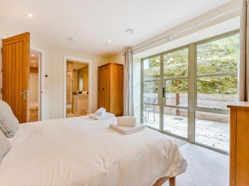 sypialnia z dużym łóżkiem i dużym oknem w obiekcie Property 4 - Uk44924 w mieście Wroxall