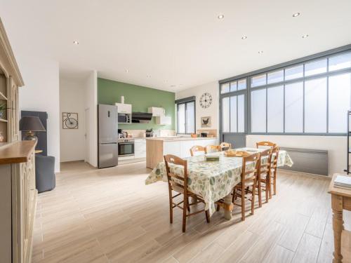 une cuisine et une salle à manger avec une table et des chaises dans l'établissement Maison spacieuse 8 pers avec équipements modernes et garage, proche Compiègne et Parc Astérix - FR-1-526-43, à Sacy-le-Petit