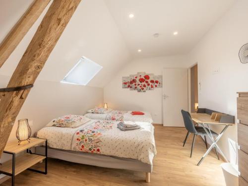 une chambre avec un lit et un bureau dans l'établissement Maison spacieuse 8 pers avec équipements modernes et garage, proche Compiègne et Parc Astérix - FR-1-526-43, à Sacy-le-Petit
