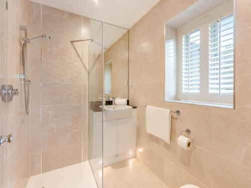 uma casa de banho com uma cabina de duche em vidro e um lavatório. em Property 4 - Uk44924 em Wroxall