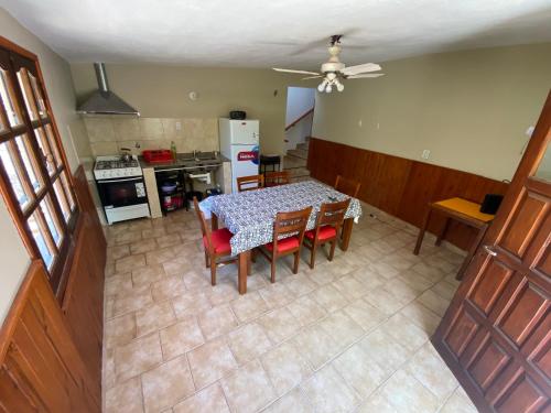 Una vista aérea de una cocina con una mesa y sillas. en Cabañas K&M, en La Falda