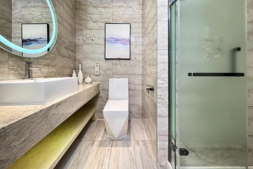 宜致酒店-体育西路地铁站店 Yizhi Hotel the Pearl River New Town Tiyu West Road Subway Stationにあるバスルーム