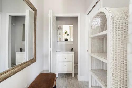 Ένα μπάνιο στο Steps from Downtown Historic District-Pet Friendly