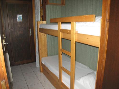 - deux lits superposés dans une chambre dans l'établissement Studio La Clusaz, 1 pièce, 4 personnes - FR-1-459-120, à La Clusaz
