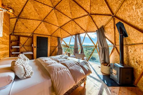 ein Schlafzimmer mit einem großen Bett in einer Jurte in der Unterkunft GLAMPING TICA NATIVO in Villa Carlos Paz