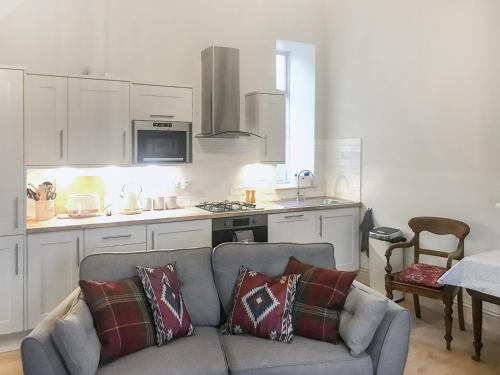 un soggiorno con divano e una cucina di Harrow House a Berwick-Upon-Tweed