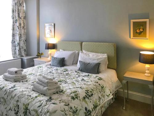 una camera da letto con un letto e asciugamani di Harrow House a Berwick-Upon-Tweed