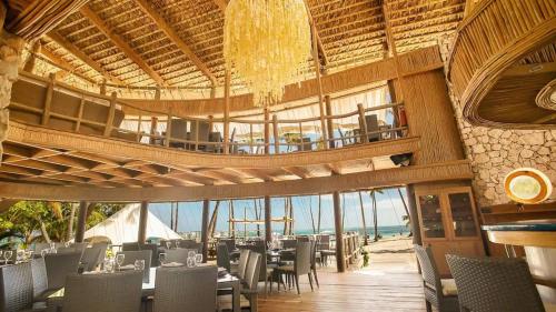 Restaurace v ubytování Playa Coral Condo in Paradise F22