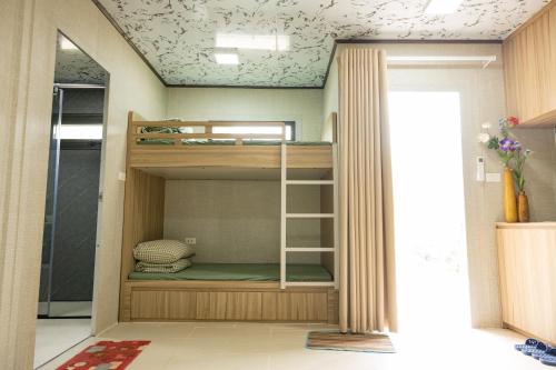 Pokój z łóżkami piętrowymi w pokoju w obiekcie Halo Retreat w mieście Hòa Bình
