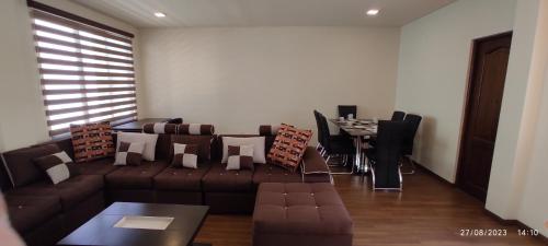a living room with a couch and a table at Vive tu experiencia en la Altura in La Paz
