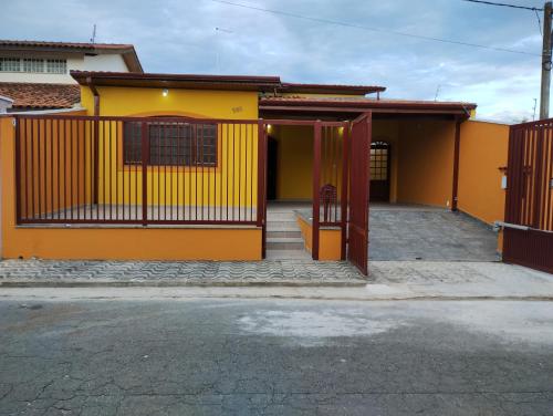 una casa amarilla y naranja con una puerta en Casa Bençaos de Aparecida, en Aparecida