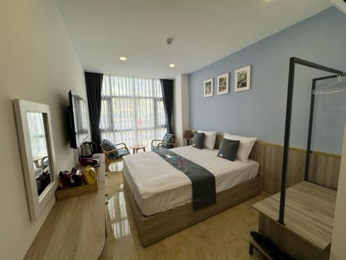 1 dormitorio con 1 cama y TV en like hotel, en Ho Chi Minh