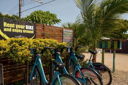 eine Reihe blauer Fahrräder neben einem Schild in der Unterkunft Anaté Beach Apartments, Mangel Alto in Savaneta