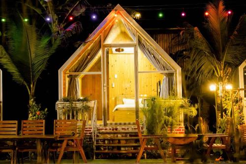 a room with a bed in a wooden house at Dak Nguyen Homestay DakLak in Buon Ma Thuot