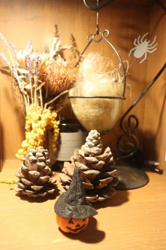 a table with a pumpkin and pine cones on it at サウナ・ジャグジー・完全貸し切りという贅沢　大人の秘密基地　Tiny Cabin TATEGU#02 in Miyota