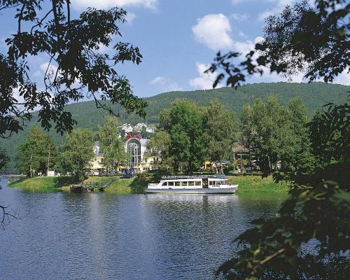 錫默拉特的住宿－西莫維酒店，湖上的小船,背景是城镇