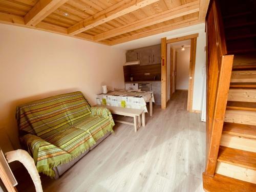 un salon avec un canapé et une table dans l'établissement Duplex au cœur du village avec balcon et garage à La Clusaz, proche des pistes et commodités - FR-1-459-216, à La Clusaz