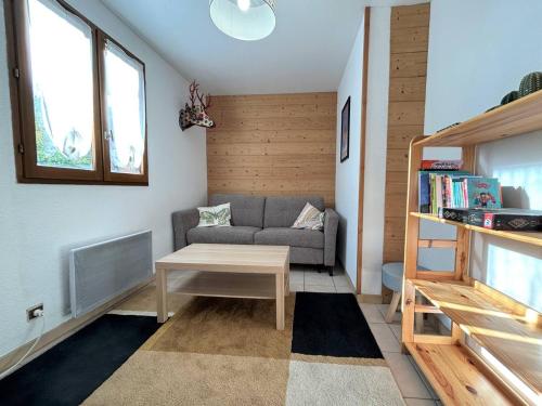 un salon avec un canapé et une table dans l'établissement Appartement cosy pour 4 pers, 400m pistes et village, balcon, parking et casier à skis, La Salle-les-Alpes - FR-1-330F-221, à La Salle Les Alpes