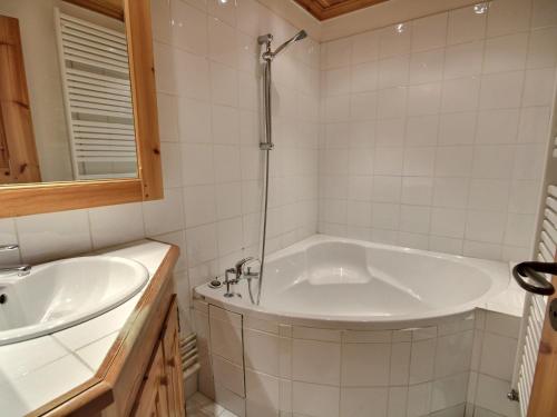 une salle de bain avec une baignoire et un lavabo dans l'établissement Charmant appartement 3 pièces, balcon, 6 pers, sur les pistes, WiFi, La Plagne - FR-1-455-241, à La Plagne Tarentaise
