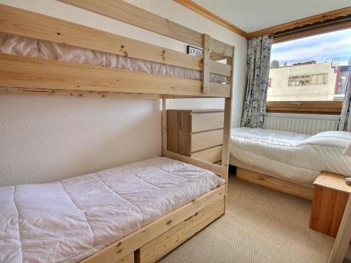 deux lits superposés dans une chambre avec fenêtre dans l'établissement Charmant appartement 3 pièces, balcon, 6 pers, sur les pistes, WiFi, La Plagne - FR-1-455-241, à La Plagne Tarentaise