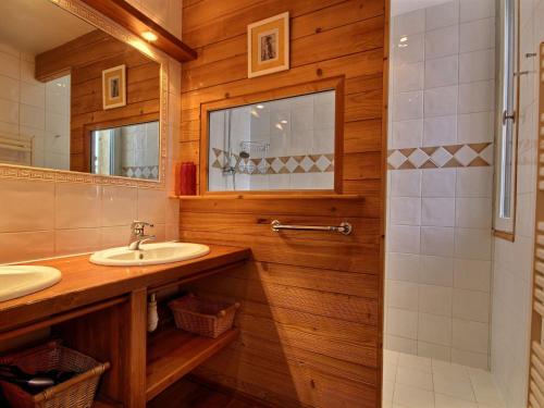 une salle de bain avec un lavabo et une douche dans l'établissement Chalet 12 pers, sauna, jacuzzi, animaux admis, parking - FR-1-455-239, à La Plagne Tarentaise