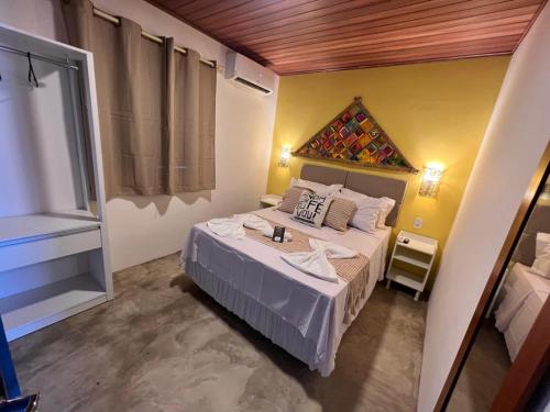 um quarto com uma cama e uma grande janela em Flats Villas Litoral Sul - Praia Pontal do Peba - Piaçabuçu - AL em Piaçabuçu