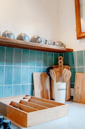 a kitchen counter with wooden utensils in a container at Hotel Auen Posada Andina in La Unión