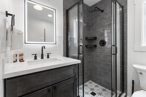 W łazience znajduje się umywalka i prysznic. w obiekcie The Atwell Sequoia Motel RM 8 w mieście Three Rivers