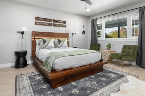 sypialnia z łóżkiem, krzesłem i oknem w obiekcie The Atwell Sequoia Motel RM 8 w mieście Three Rivers